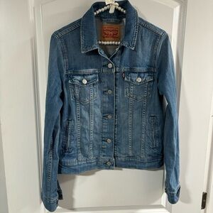 Levi’s Ladies classic denim jacket sz medium